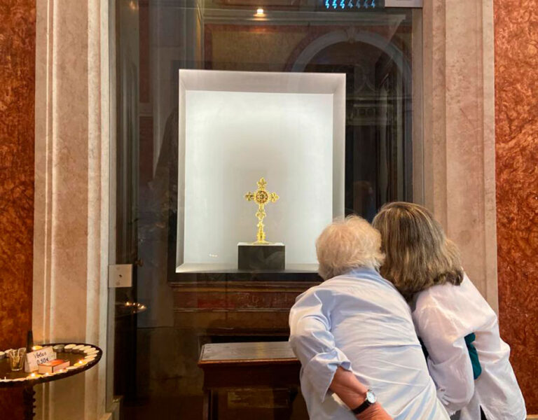 “Igreja do Castelo de São Jorge expõe relíquia do Santo Lenho” – Sete Margens